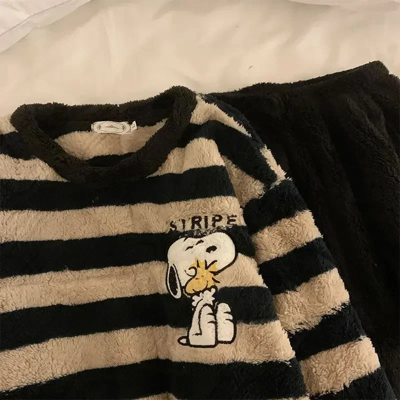 Cute Snoopy ladies autumn and winter creative cartoon pattern printing plus velvet thickening warm wearable home clothes set